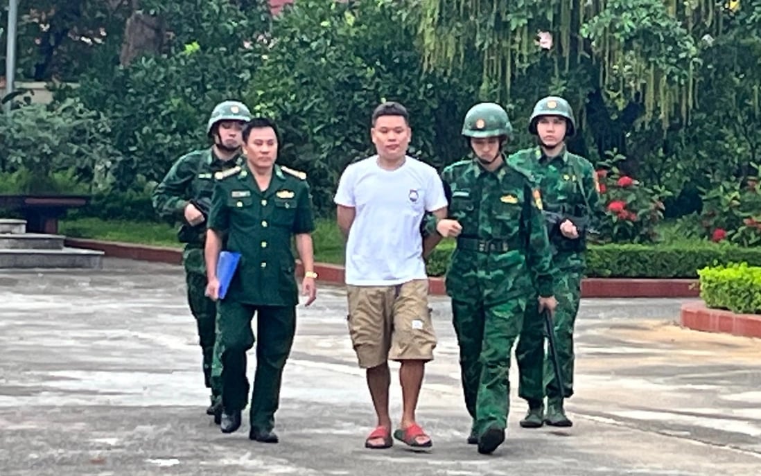 Lực lượng chức năng áp giải đối tượng Diêu Tuấn Vũ. Ảnh: Trạm Biên phòng Cửa khẩu Quốc tế Lào Cai. Lực lượng chức năng áp giải đối tượng Diêu Tuấn Vũ. Ảnh: Trạm Biên phòng Cửa khẩu Quốc tế Lào Cai.