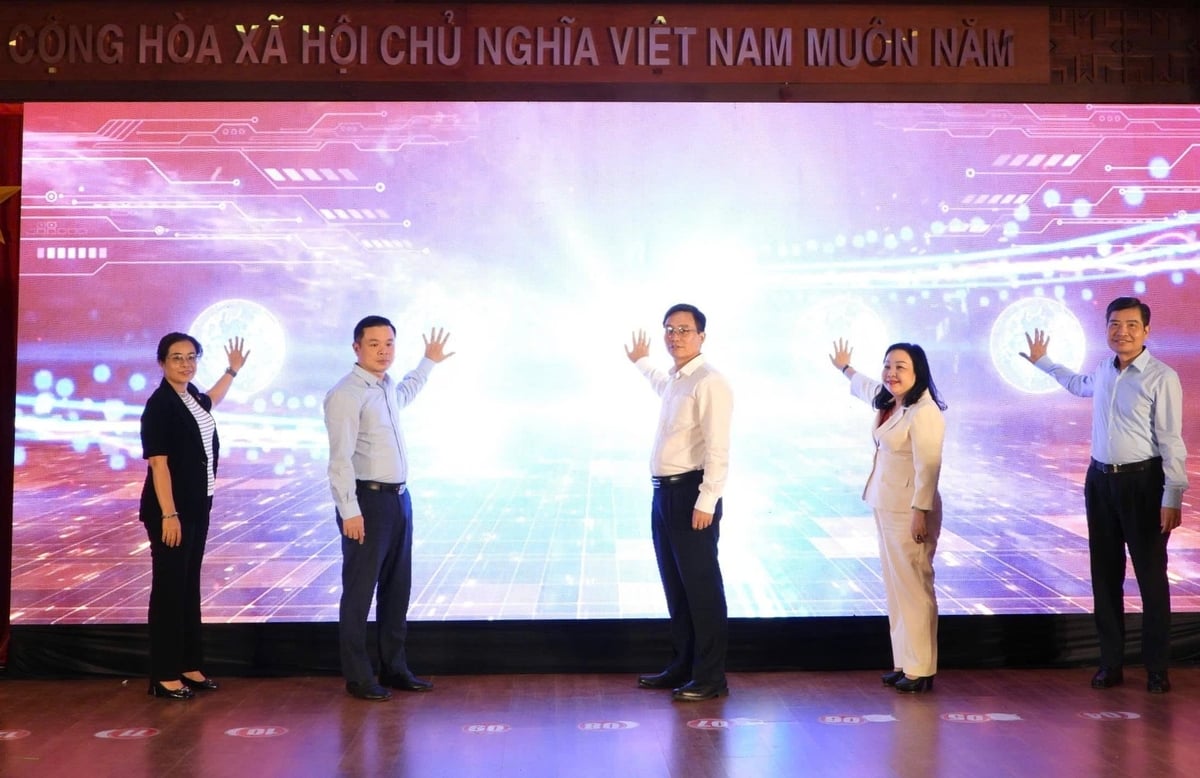 Lãnh đạo tỉnh Đắk Lắk ấn nút khởi động 4 nền tảng số. Ảnh: T.T.
