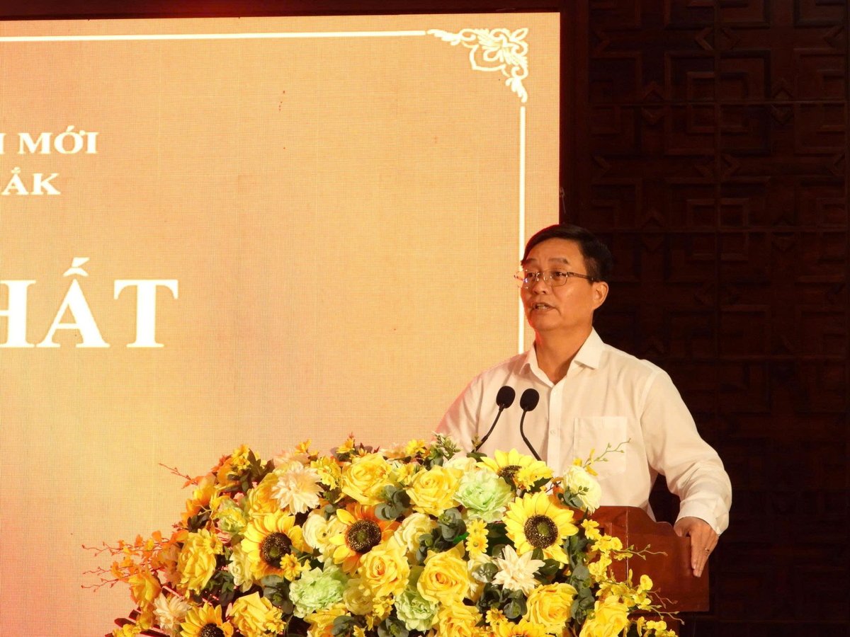 Bí thư Tỉnh ủy Đắk Lắk Nguyễn Đình Trung, Trưởng Ban Chỉ đạo chuyển đổi số phát biểu tại phiên họp. Ảnh: T.T.
