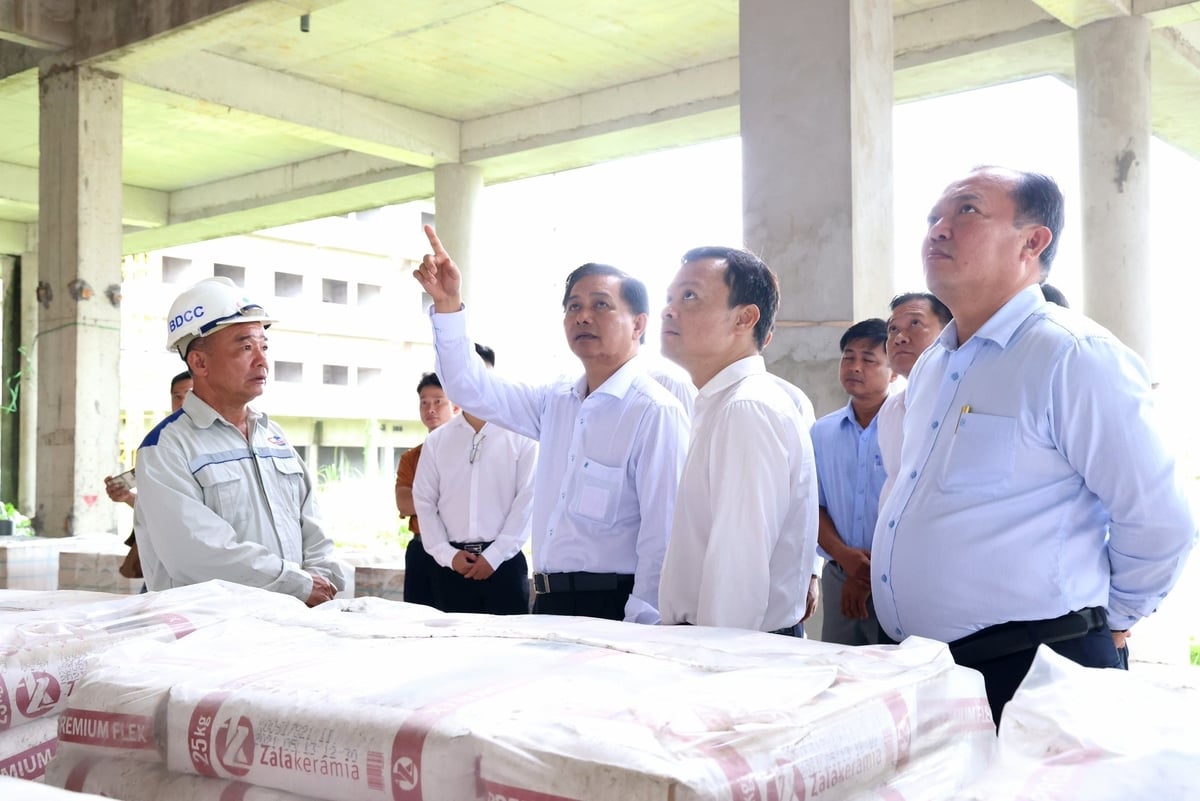 Trưa 11/7, Chủ tịch TP Cần Thơ Trần Văn Lâu cùng các đơn vị liên quan kiểm tra thực tế hiện trạng thi công dang dở tại Bệnh viện Ung bướu Cần Thơ. Ảnh: Minh Trung. Trưa 11/7, Chủ tịch TP Cần Thơ Trần Văn Lâu cùng các đơn vị liên quan kiểm tra thực tế hiện trạng thi công dang dở tại Bệnh viện Ung bướu Cần Thơ. Ảnh: Minh Trung.
