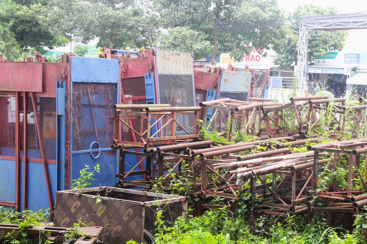 Bên ngoài Dự án Bệnh viện Ung bướu Cần Thơ, trang thiết bị phục vụ thi công chất đống, rỉ sét sau nhiều năm ngừng thi công. Ảnh: Kim Anh. Bên ngoài Dự án Bệnh viện Ung bướu Cần Thơ, trang thiết bị phục vụ thi công chất đống, rỉ sét sau nhiều năm ngừng thi công. Ảnh: Kim Anh.