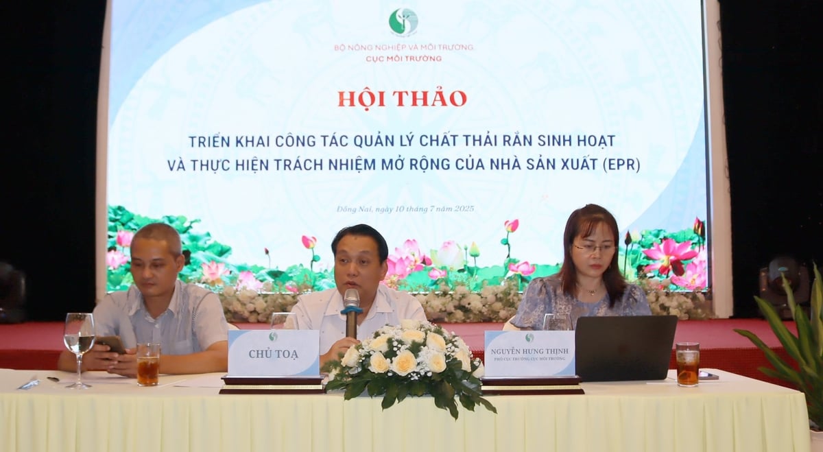 Đại diện Lãnh đạo Cục Môi trường trao đổi với các đại biểu về mô hình xử lý chất thải rắn sinh hoạt và thực hiện EPR. Ảnh: Tường Tú. Đại diện Lãnh đạo Cục Môi trường trao đổi với các đại biểu về mô hình xử lý chất thải rắn sinh hoạt và thực hiện EPR. Ảnh: Tường Tú.