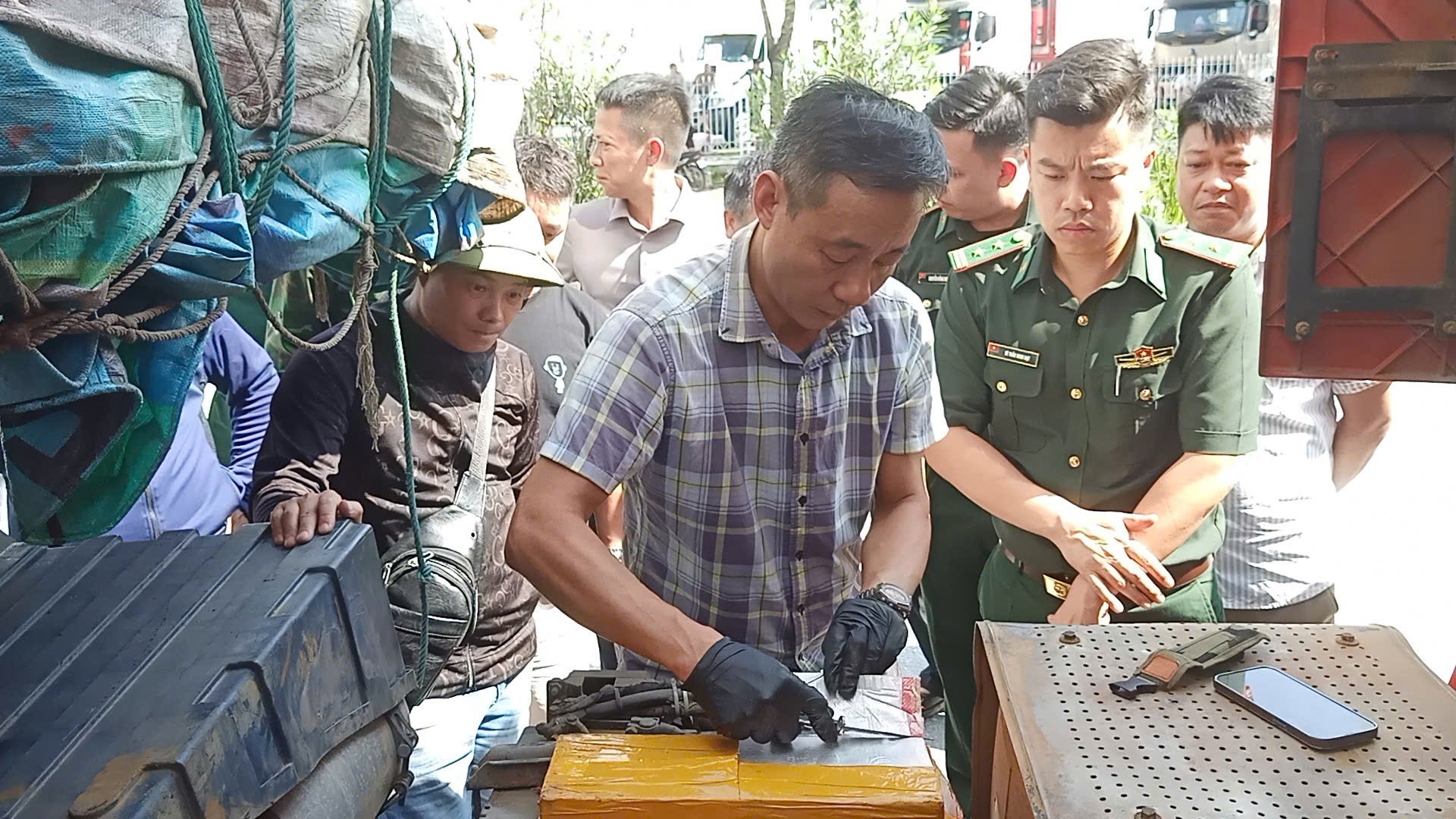 Lực lượng chức năng khám xét xe chở bạc qua biên giới. Ảnh: Trạm Biên phòng Cửa khẩu Quốc tế Lào Cai. Lực lượng chức năng khám xét xe chở bạc qua biên giới. Ảnh: Trạm Biên phòng Cửa khẩu Quốc tế Lào Cai.