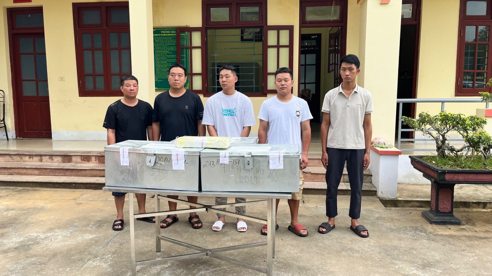 Các đối tượng liên quan trong đường dây vận chuyển bạc qua biên giới. Ảnh: Trạm Biên phòng Cửa khẩu Quốc tế Lào Cai. Các đối tượng liên quan trong đường dây vận chuyển bạc qua biên giới. Ảnh: Trạm Biên phòng Cửa khẩu Quốc tế Lào Cai.