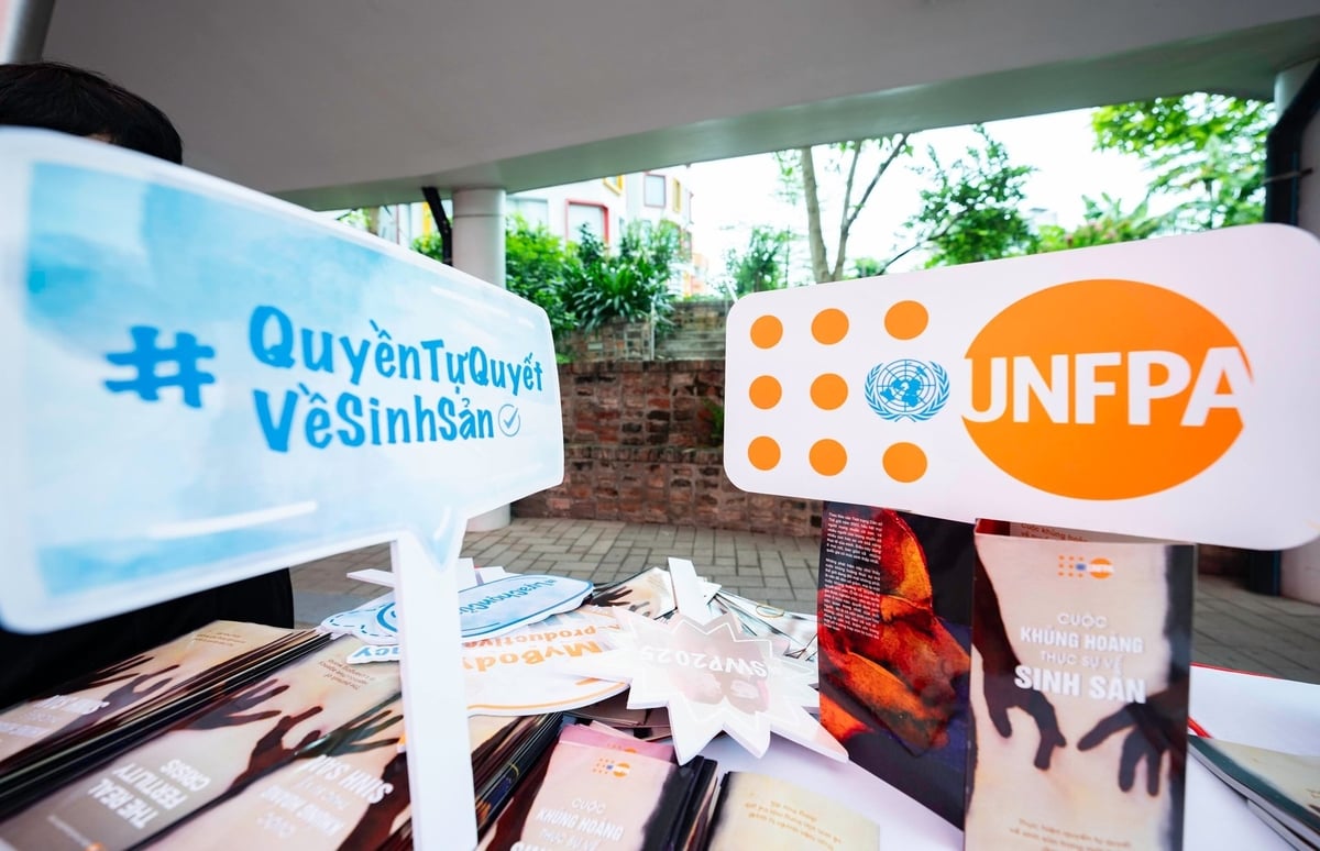 UNFPA cũng khẳng định sẽ hỗ trợ kỹ thuật và tài chính để Việt Nam xây dựng Luật Dân số mới, đồng thời triển khai hiệu quả Chương trình mục tiêu quốc gia chăm sóc sức khỏe, dân số và phát triển. UNFPA cũng khẳng định sẽ hỗ trợ kỹ thuật và tài chính để Việt Nam xây dựng Luật Dân số mới, đồng thời triển khai hiệu quả Chương trình mục tiêu quốc gia chăm sóc sức khỏe, dân số và phát triển.