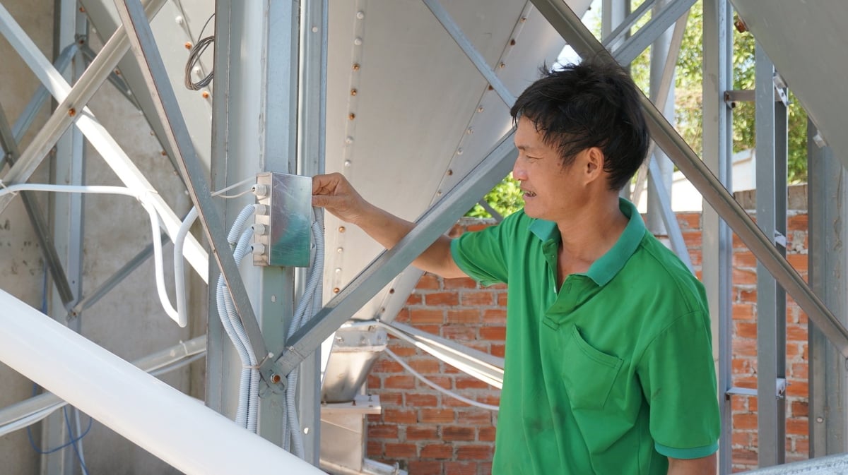 Anh Phong đầu tư hệ thống silo cho heo ăn tự động. Ảnh: Trần Trung. Anh Phong đầu tư hệ thống silo cho heo ăn tự động. Ảnh: Trần Trung.