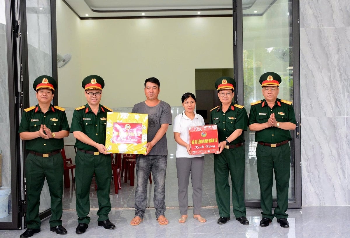 Binh đoàn 15 bàn giao căn nhà cho các hộ dân. Ảnh: ĐL. Binh đoàn 15 bàn giao căn nhà cho các hộ dân. Ảnh: ĐL.