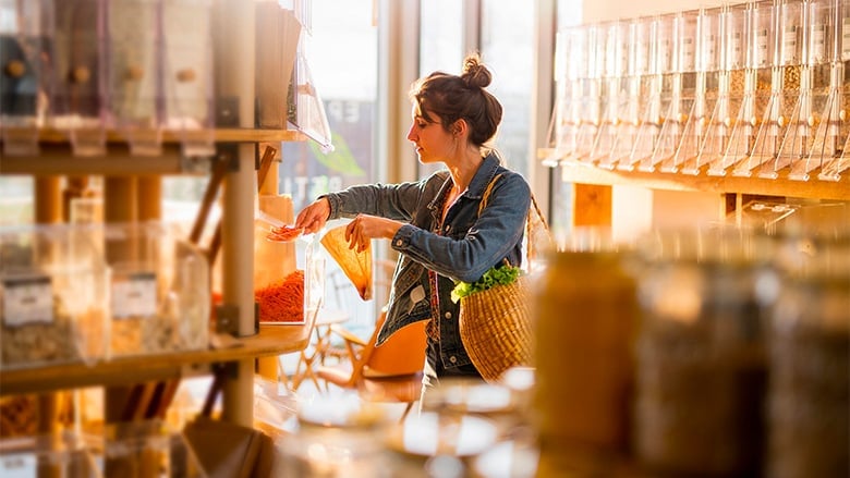 Báo cáo chỉ ra rằng mô hình kinh tế tuyến tính truyền thống, khai thác tài nguyên, sản xuất, sử dụng ngắn hạn và thải bỏ, đang khiến lượng rác thải toàn cầu gia tăng nhanh chóng. Ảnh: Commbank. Báo cáo chỉ ra rằng mô hình kinh tế tuyến tính truyền thống, khai thác tài nguyên, sản xuất, sử dụng ngắn hạn và thải bỏ, đang khiến lượng rác thải toàn cầu gia tăng nhanh chóng. Ảnh: Commbank.