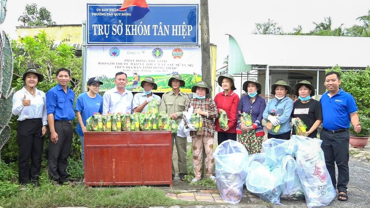 Nông dân làng hoa Sa Đéc, tỉnh Đồng Tháp tham gia chương trình thu gom bao bì thuốc bảo vệ thực vật đã qua sử dụng. Ảnh: CropLife Việt Nam. Nông dân làng hoa Sa Đéc, tỉnh Đồng Tháp tham gia chương trình thu gom bao bì thuốc bảo vệ thực vật đã qua sử dụng. Ảnh: CropLife Việt Nam.