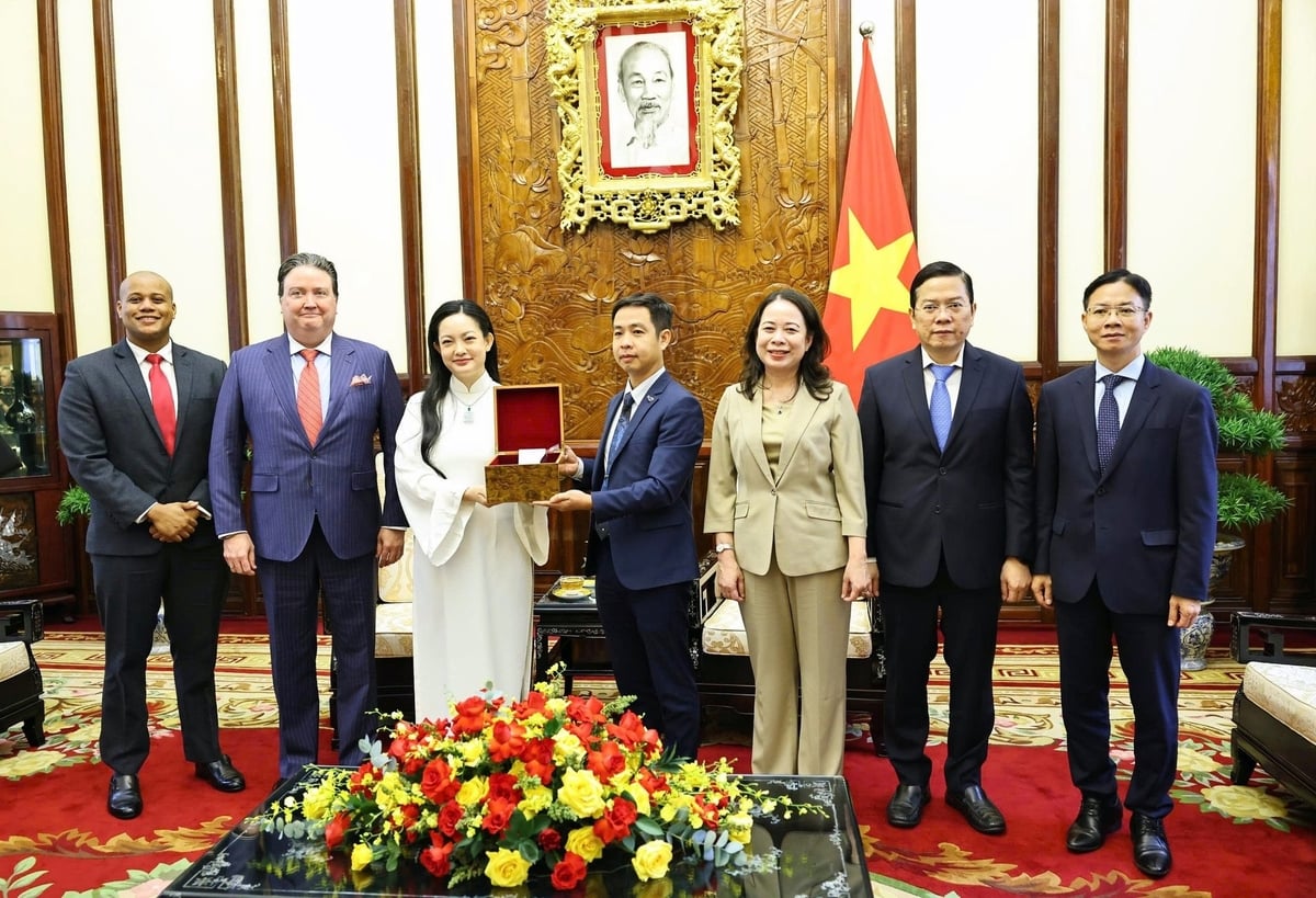 Phó Chủ tịch nước Võ Thị Ánh Xuân tiếp nhận món quà là những hạt hoa sen đã được mang lên vũ trụ từ bà Amanda Nguyễn. Ảnh: Đức Tuân/VGP.