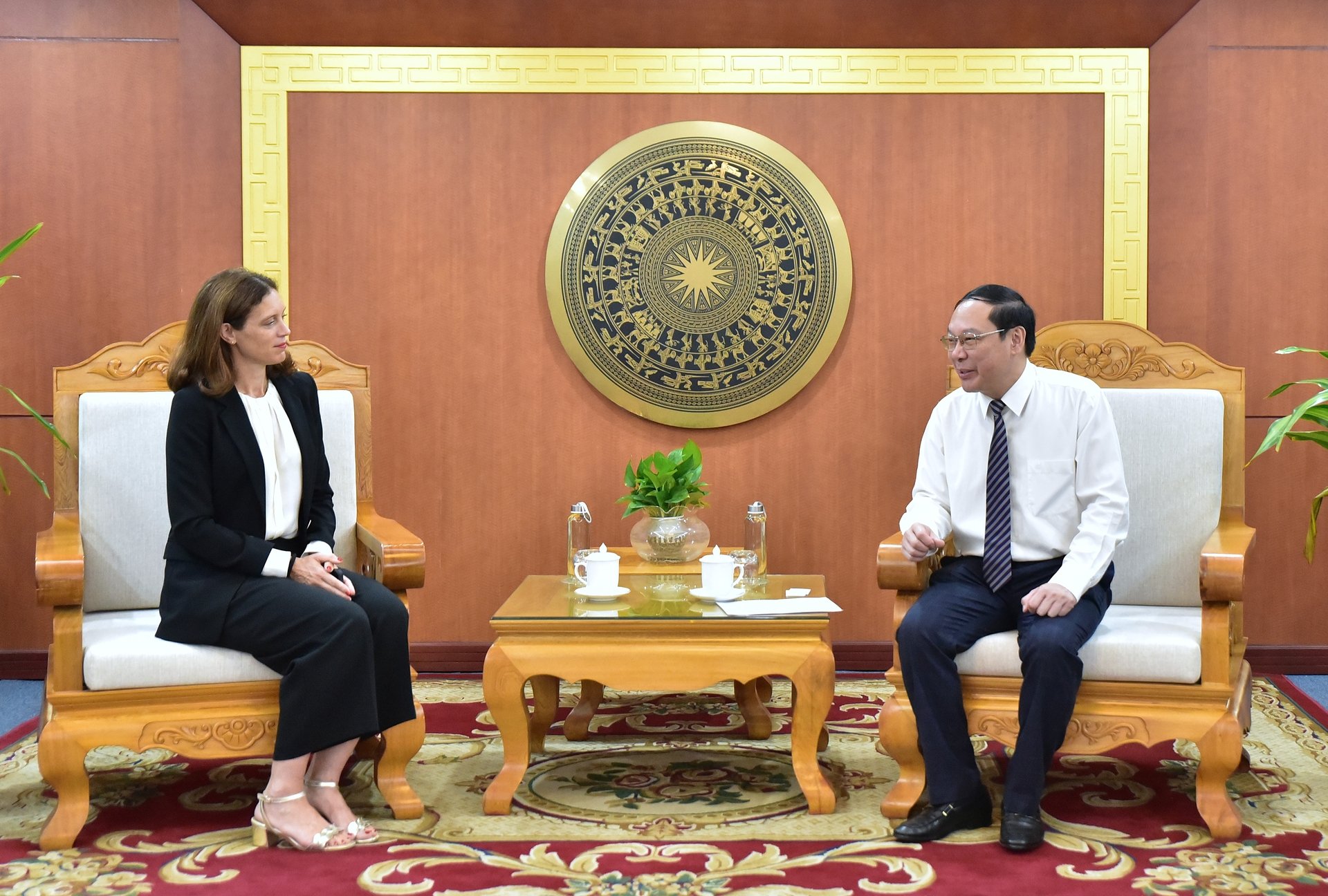 Thứ trưởng Bộ Nông nghiệp và Môi trường Lê Công Thành tiếp Giám đốc Chương trình Đối tác hành động toàn cầu về nhựa - bà Clemence Schmid. Ảnh: Kiều Chi.
