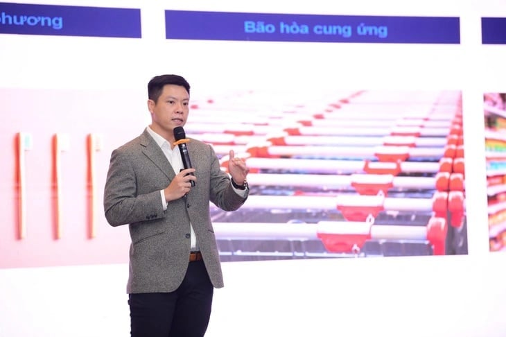 Ông Lê Hoàng Long - Giám đốc khối bán lẻ Công ty NielsenIQ Việt Nam chia sẻ về thị trường tiêu dùng của siêu đô thị TP.HCM. Ảnh: Quang Định.