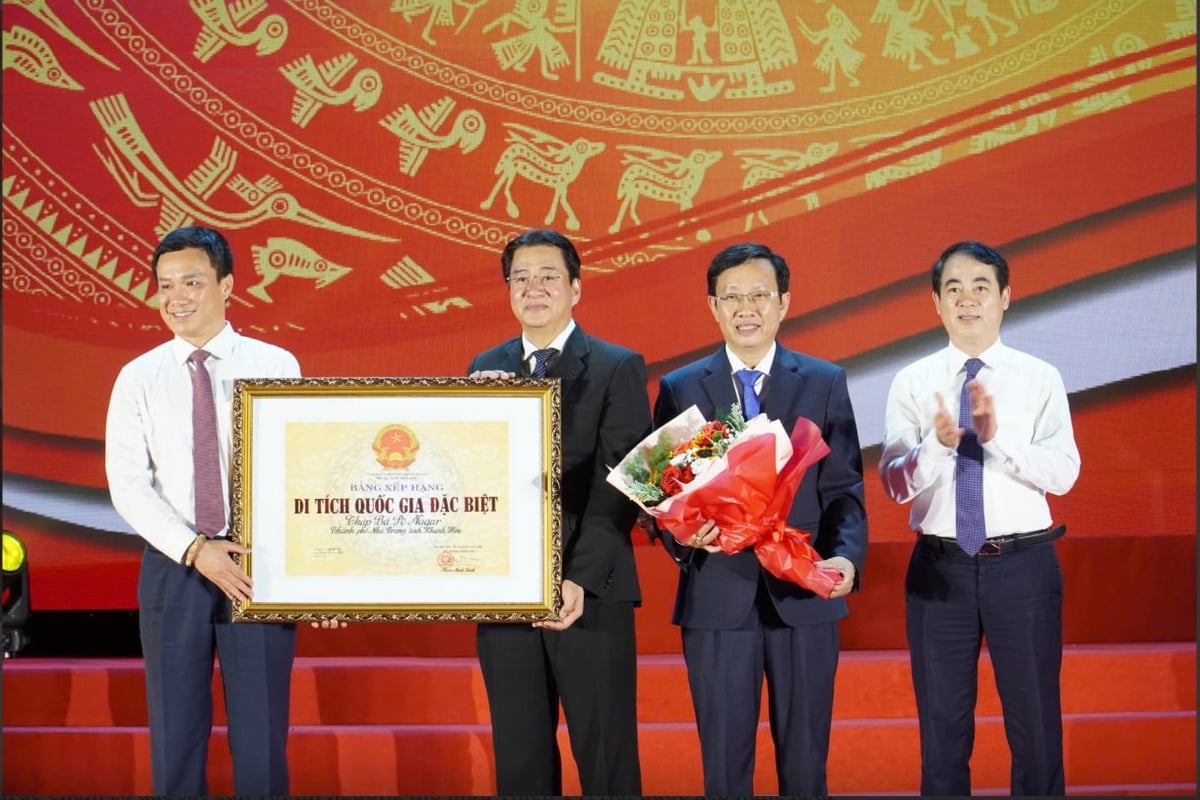 Đại diện tỉnh Khánh Hòa đón nhận Bằng xếp hạng Di tích Quốc gia đặc biệt Tháp Bà Ponagar. Ảnh: VGP/MT Đại diện tỉnh Khánh Hòa đón nhận Bằng xếp hạng Di tích Quốc gia đặc biệt Tháp Bà Ponagar. Ảnh: VGP/MT