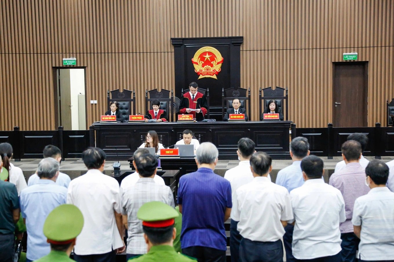 Hội đồng xét xử tuyên án. Ảnh: Minh Anh/Báo Dân trí. Hội đồng xét xử tuyên án. Ảnh: Minh Anh/Báo Dân trí.