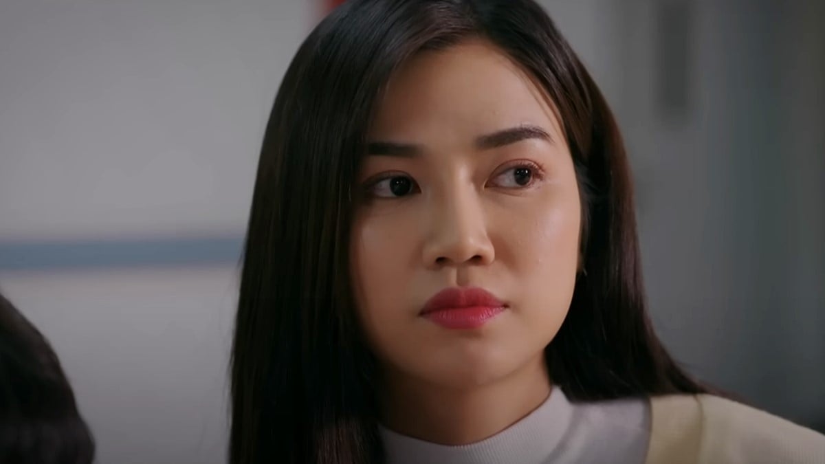 Oanh tỏ ra khó chịu khi Tuấn cười đùa bên gái trẻ. Ảnh CMH Oanh tỏ ra khó chịu khi Tuấn cười đùa bên gái trẻ. Ảnh CMH