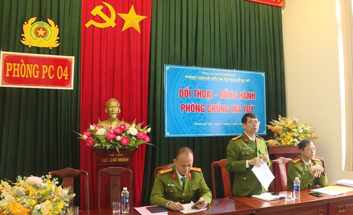 Công an TP Huế tổ chức đối thoại, tuyên truyền phòng chống ma tuý đến chủ cơ sở kinh doanh có điều kiện trên địa bàn. Ảnh: V.D