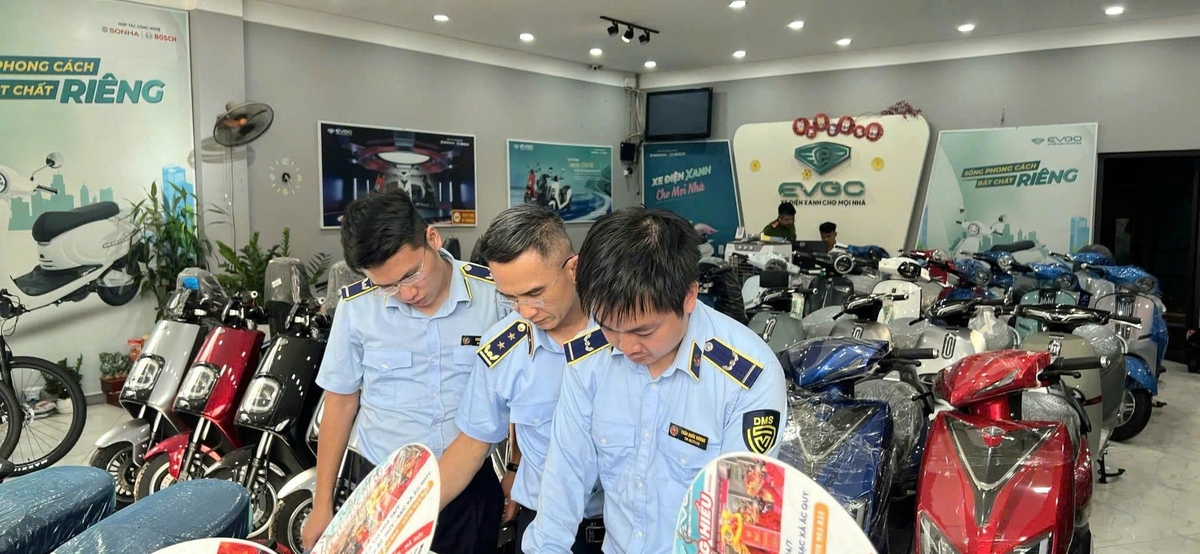 Chuyển hồ sơ vụ xe máy điện giả nhãn hiệu sang cơ quan điều tra. Ảnh: Cục Quản lý và Phát triển thị trường trong nước. Chuyển hồ sơ vụ xe máy điện giả nhãn hiệu sang cơ quan điều tra. Ảnh: Cục Quản lý và Phát triển thị trường trong nước.