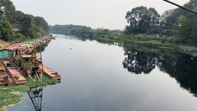 Nước sông Bắc Hưng Hải lúc nào cũng trong tình trạng đen như dầu luyn. Ảnh: Hùng Khang. Nước sông Bắc Hưng Hải lúc nào cũng trong tình trạng đen như dầu luyn. Ảnh: Hùng Khang.