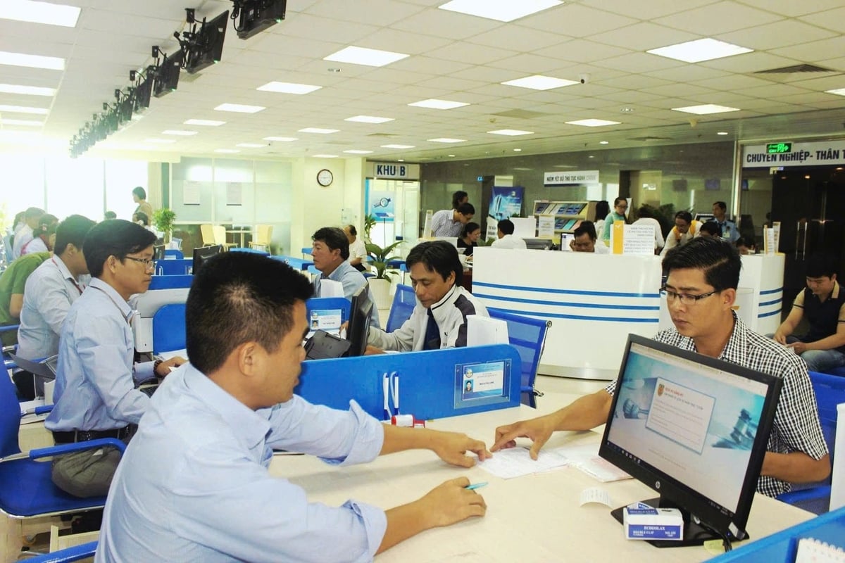 Người dân đến làm thủ tục hành chính ở cấp xã được cán bộ hướng dẫn tận tình, minh bạch từng bước rất thuận tiện. Ảnh: HP. Người dân đến làm thủ tục hành chính ở cấp xã được cán bộ hướng dẫn tận tình, minh bạch từng bước rất thuận tiện. Ảnh: HP.
