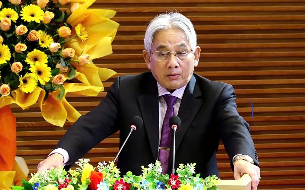 PGS.TS Lương Minh Cừ - Hiệu trưởng Trường Đại học Cửu Long phát biểu chúc mừng 154 học viên. Ảnh: Hồ Thảo. PGS.TS Lương Minh Cừ - Hiệu trưởng Trường Đại học Cửu Long phát biểu chúc mừng 154 học viên. Ảnh: Hồ Thảo.