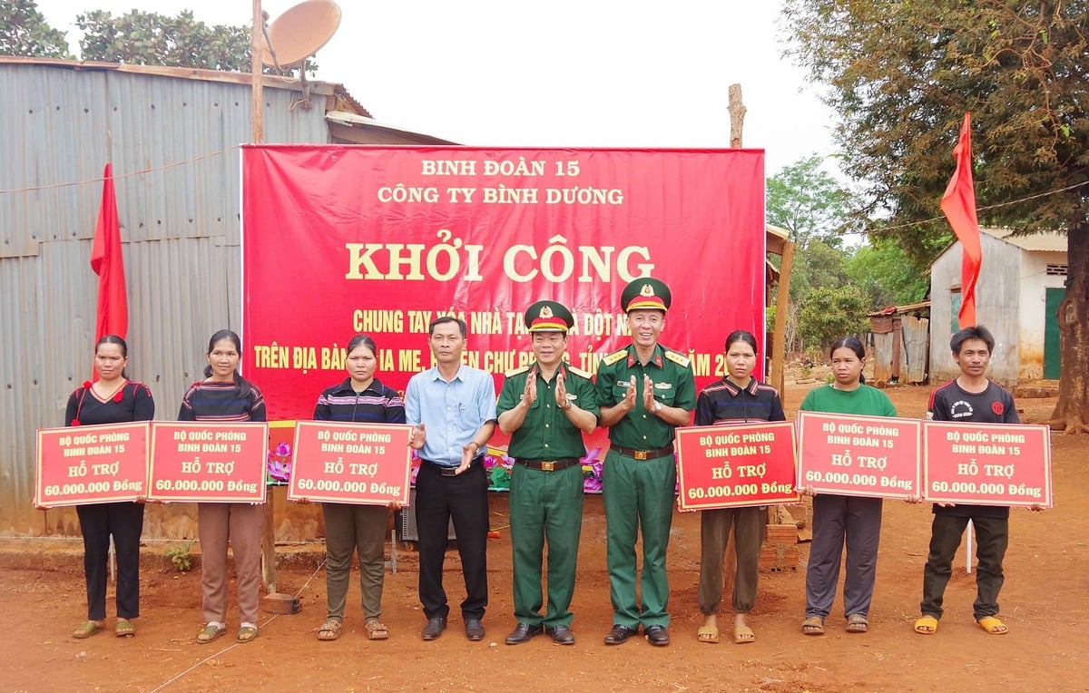 Binh đoàn 15 chung tay xóa nhà tạm, nhà dột nát cho hộ nghèo. Ảnh: ĐL. Binh đoàn 15 chung tay xóa nhà tạm, nhà dột nát cho hộ nghèo. Ảnh: ĐL.