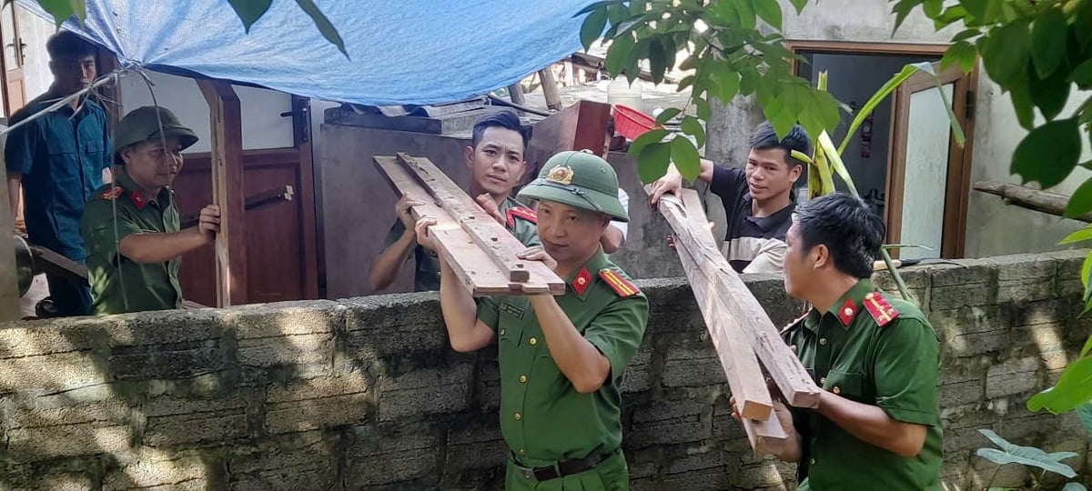 Công an xã Mường Hoa hỗ trợ di chuyển đồ đạc của gia đình bà Bùi Thị Thương đi nơi ở khác. Ảnh: Thu Huyền. Công an xã Mường Hoa hỗ trợ di chuyển đồ đạc của gia đình bà Bùi Thị Thương đi nơi ở khác. Ảnh: Thu Huyền.