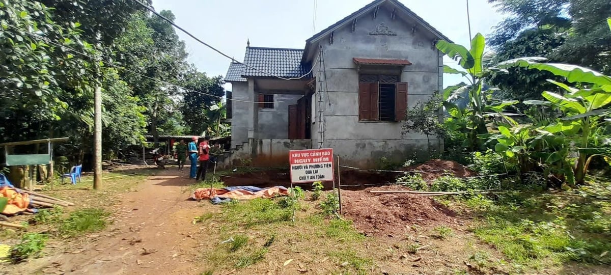 Công an xã Mường Hoa, tỉnh Phú Thọ đã đến hỗ trợ người dân di chuyển khỏi khu vực 'hố tử thần'. Ảnh: Thu Huyền. Công an xã Mường Hoa, tỉnh Phú Thọ đã đến hỗ trợ người dân di chuyển khỏi khu vực 'hố tử thần'. Ảnh: Thu Huyền.