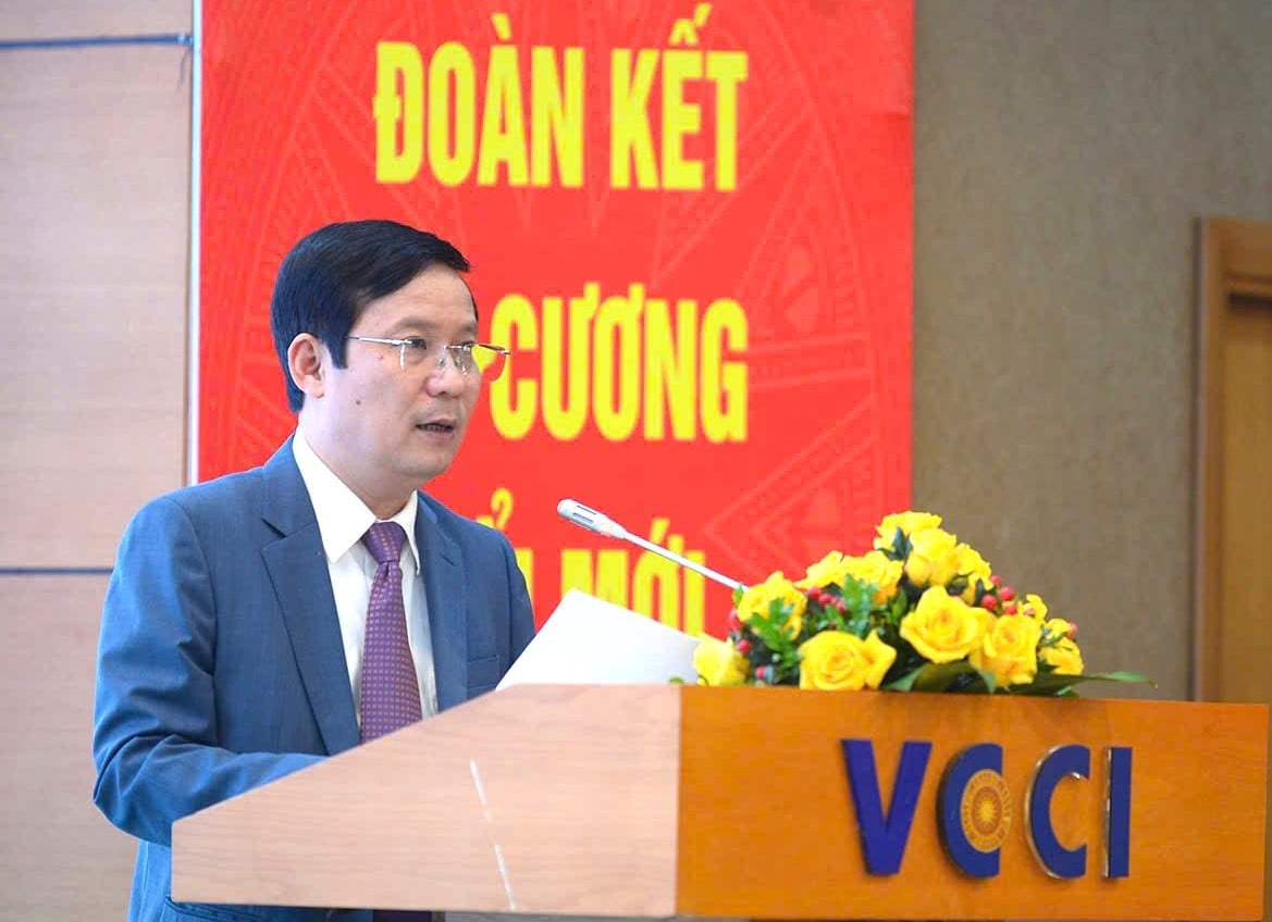 Chủ tịch VCCI Phạm Tấn Công phát biểu tại Diễn đàn Logistics xanh - Sức bật trong biến động và kết nối cùng FIATA World Congress 2025. Ảnh: Trung Dũng. Chủ tịch VCCI Phạm Tấn Công phát biểu tại Diễn đàn Logistics xanh - Sức bật trong biến động và kết nối cùng FIATA World Congress 2025. Ảnh: Trung Dũng.