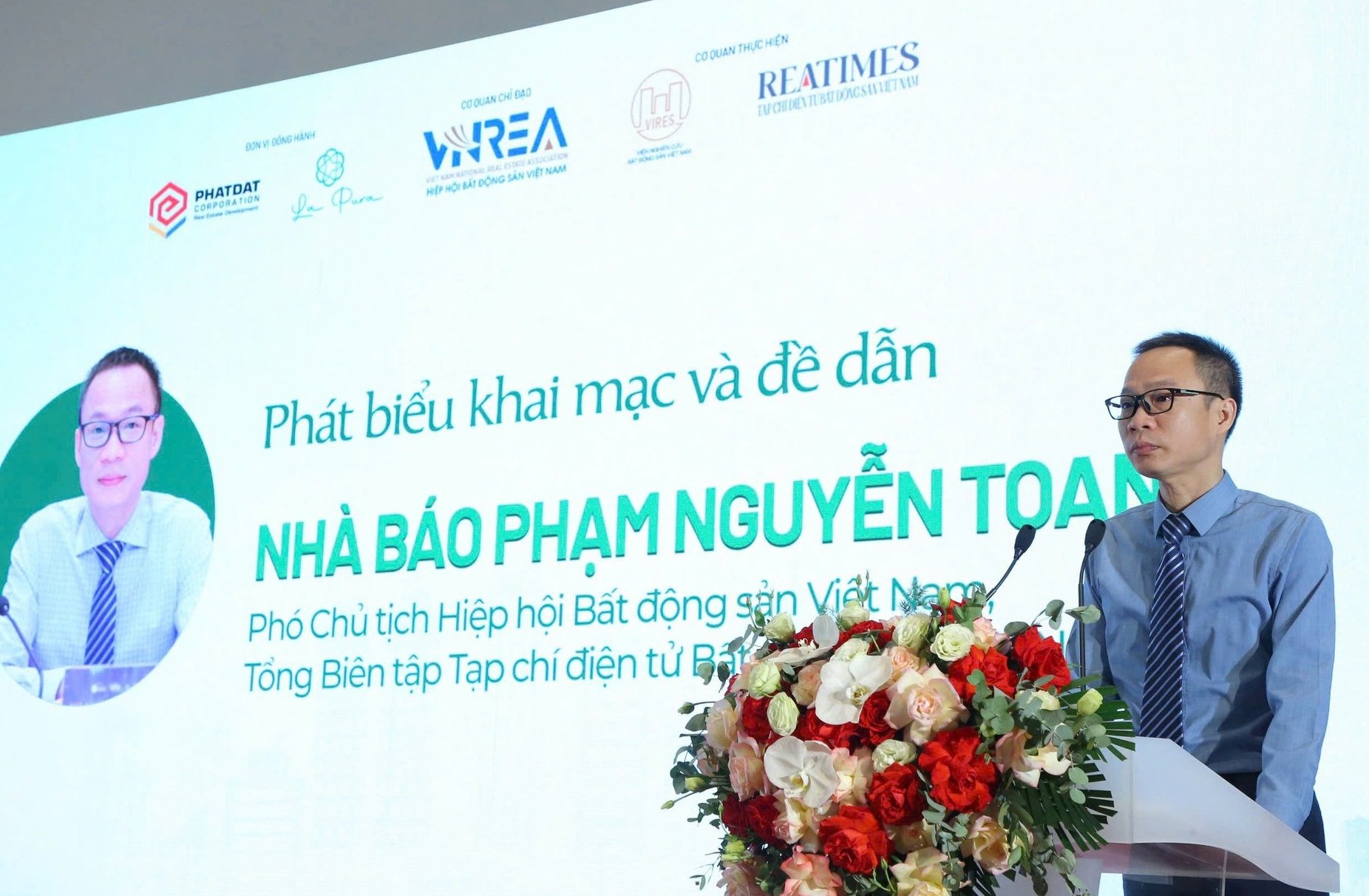 Nhà báo Phạm Nguyễn Toan, Phó Chủ tịch Hiệp hội Bất động sản Việt Nam, Tổng Biên tập Tạp chí điện tử Bất động sản Việt Nam chia sẻ tại Hội thảo. Ảnh: Reatimes.