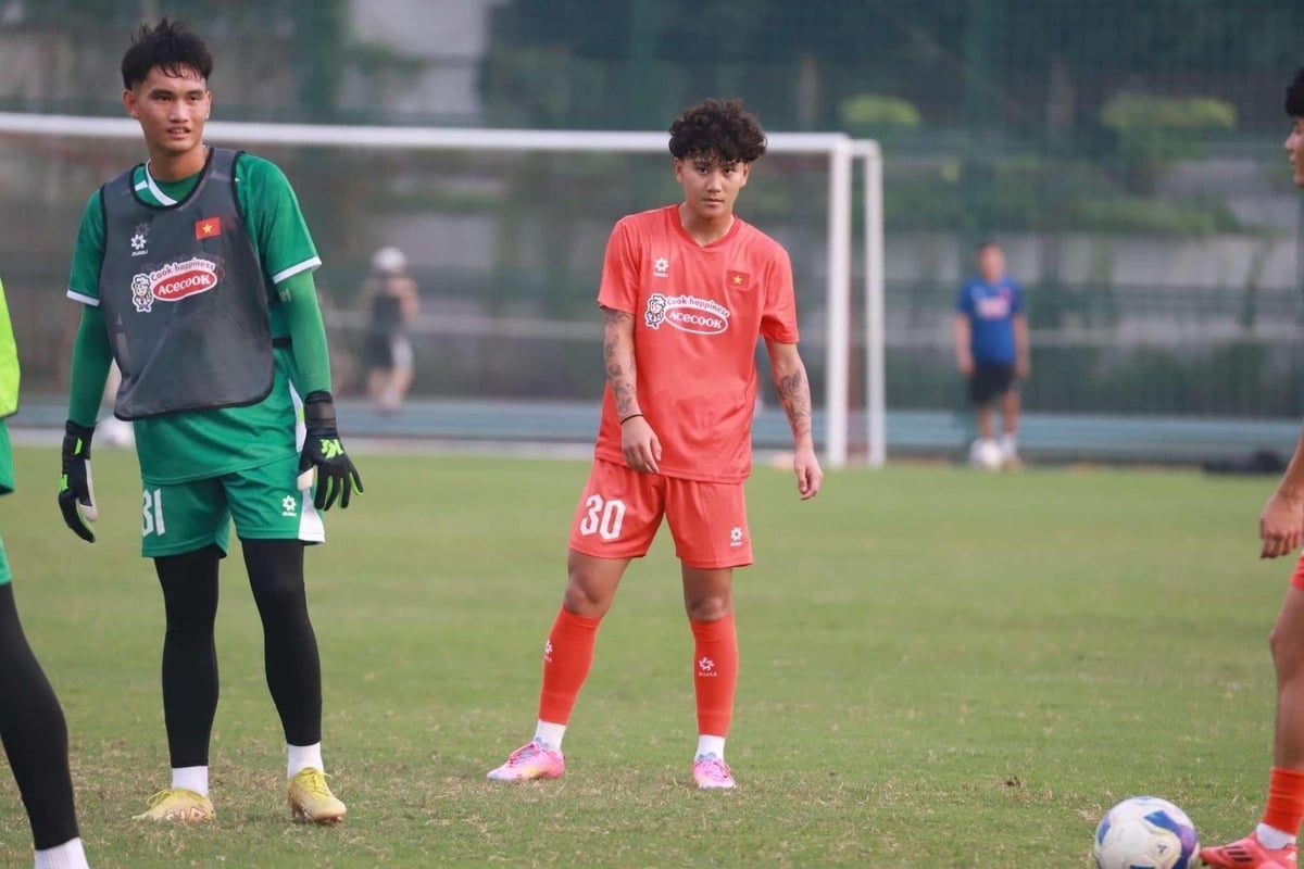 Cầu thủ Bùi Alex (áo đỏ) không nằm trong danh sách dự Giải U23 Đông Nam Á 2025. Ảnh:VFF. Cầu thủ Bùi Alex (áo đỏ) không nằm trong danh sách dự Giải U23 Đông Nam Á 2025. Ảnh:VFF.