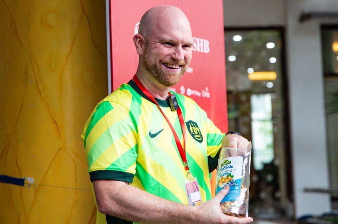 Đại tá Tim Stainton – Trưởng Sỹ quan Liên lạc Cảnh sát Liên bang Australia tại Việt Nam chia sẻ đã yêu thích cà phê và hạt điều Việt Nam từ lâu. Ảnh: T&T Group.