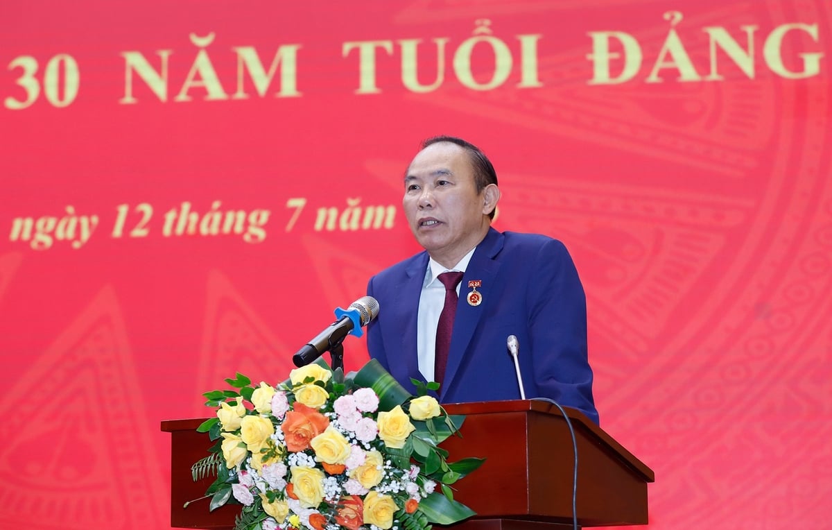 'Tôi rất vui và tự hào khi nhìn lại chặng đường 30 năm phấn đấu, nỗ lực hoàn thành các nhiệm vụ được giao. Bước sang một giai đoạn mới, nhiệm vụ ngày càng nặng nề hơn, nhưng tôi có niềm tin sâu sắc vào sự lãnh đạo của Đảng, sự đồng hành của các đồng chí trong tập thể lãnh đạo Bộ', đồng chí Phùng Đức Tiến chia sẻ. Ảnh: Khương Trung. 'Tôi rất vui và tự hào khi nhìn lại chặng đường 30 năm phấn đấu, nỗ lực hoàn thành các nhiệm vụ được giao. Bước sang một giai đoạn mới, nhiệm vụ ngày càng nặng nề hơn, nhưng tôi có niềm tin sâu sắc vào sự lãnh đạo của Đảng, sự đồng hành của các đồng chí trong tập thể lãnh đạo Bộ', đồng chí Phùng Đức Tiến chia sẻ. Ảnh: Khương Trung.