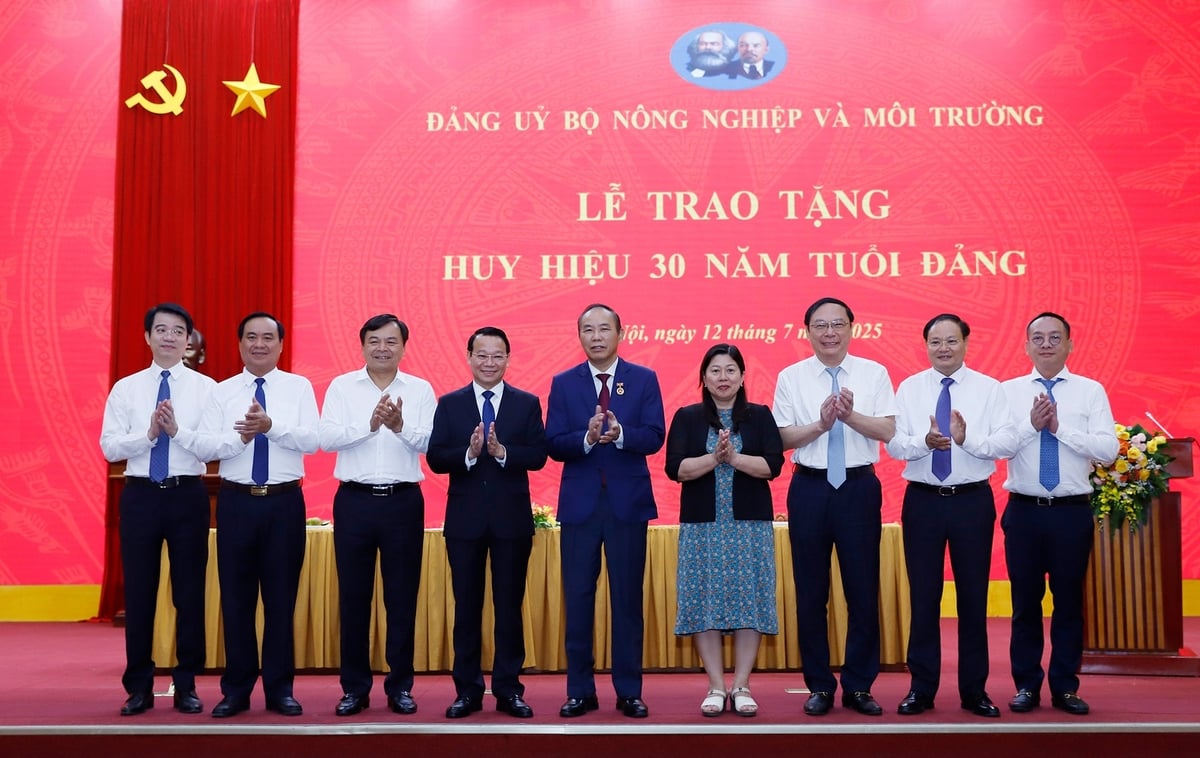 Các đồng chí trong Ban thường vụ Đảng uỷ Bộ Nông nghiệp và Môi trường chúc mừng Thứ trưởng Phùng Đức Tiến. Ảnh: Khương Trung. Các đồng chí trong Ban thường vụ Đảng uỷ Bộ Nông nghiệp và Môi trường chúc mừng Thứ trưởng Phùng Đức Tiến. Ảnh: Khương Trung.