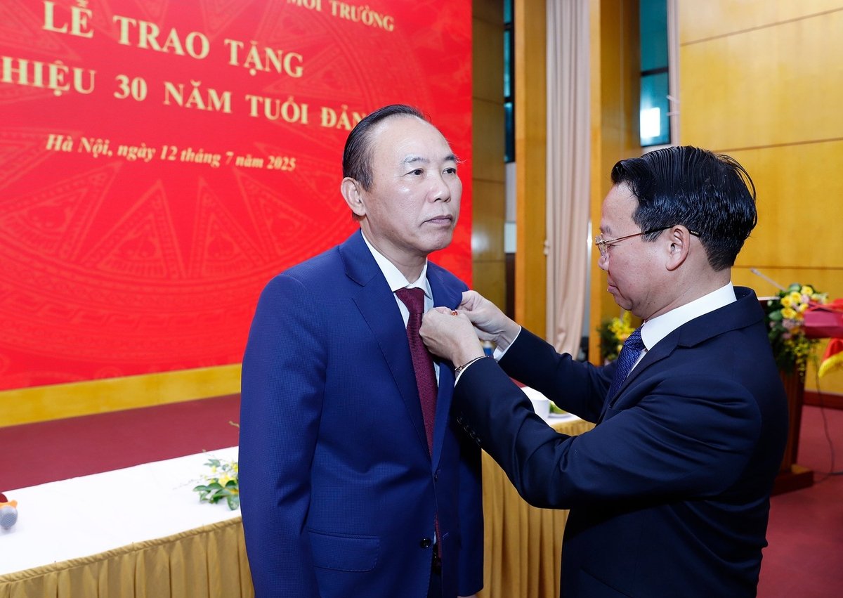 Đồng chí Phùng Đức Tiến vinh dự được trao tặng Huy hiệu 30 năm tuổi Đảng, phần thưởng cao quý thể hiện sự ghi nhận của Đảng đối với quá trình rèn luyện, cống hiến. Ảnh: Khương Trung. Đồng chí Phùng Đức Tiến vinh dự được trao tặng Huy hiệu 30 năm tuổi Đảng, phần thưởng cao quý thể hiện sự ghi nhận của Đảng đối với quá trình rèn luyện, cống hiến. Ảnh: Khương Trung.