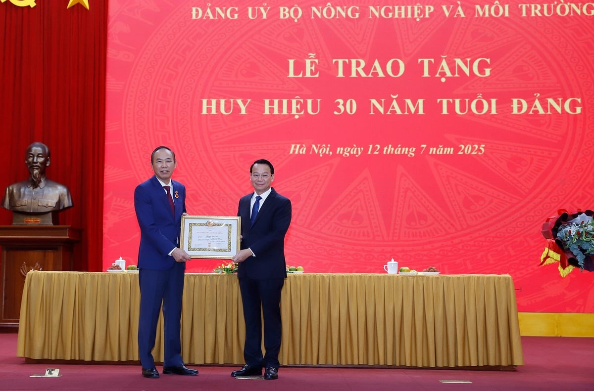 Bộ trưởng Bộ Nông nghiệp và Môi trường Đỗ Đức Duy chúc mừng Thứ trưởng Phùng Đức Tiến và khẳng định đây không chỉ là niềm tự hào của cá nhân đồng chí Tiến mà còn là vinh dự chung của toàn ngành nông nghiệp và môi trường, nơi đồng chí đã dành trọn tâm huyết và trí tuệ trong suốt sự nghiệp của mình. Ảnh: Khương Trung. Bộ trưởng Bộ Nông nghiệp và Môi trường Đỗ Đức Duy chúc mừng Thứ trưởng Phùng Đức Tiến và khẳng định đây không chỉ là niềm tự hào của cá nhân đồng chí Tiến mà còn là vinh dự chung của toàn ngành nông nghiệp và môi trường, nơi đồng chí đã dành trọn tâm huyết và trí tuệ trong suốt sự nghiệp của mình. Ảnh: Khương Trung.