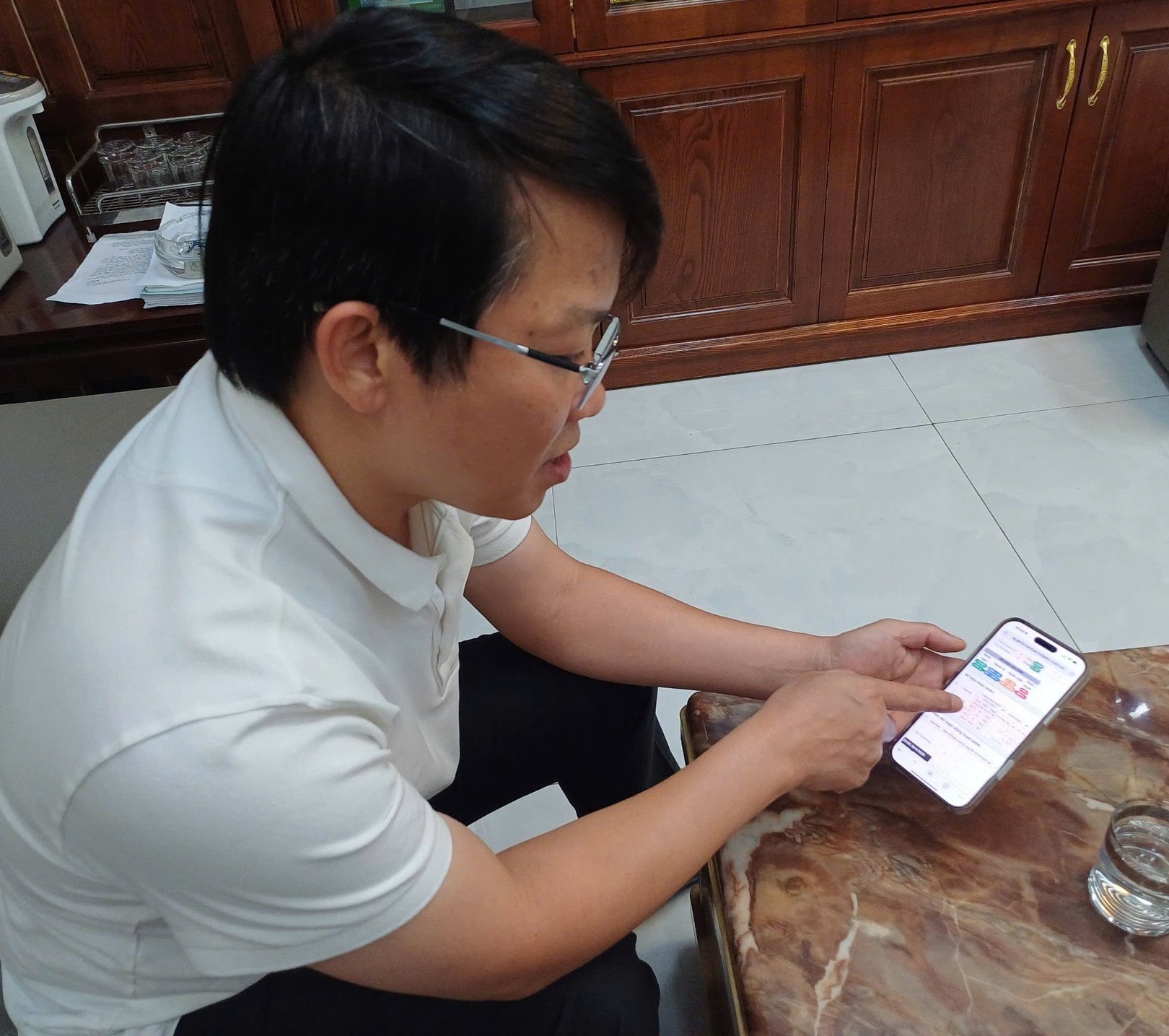 Ông Đỗ Văn Trãi - Chủ tịch Công ty Đa Độ giới thiệu cho phóng viên về việc quản lý hệ thống từ chiếc điện thoại di dộng cá nhân. Ảnh: Đinh Mười. Ông Đỗ Văn Trãi - Chủ tịch Công ty Đa Độ giới thiệu cho phóng viên về việc quản lý hệ thống từ chiếc điện thoại di dộng cá nhân. Ảnh: Đinh Mười.