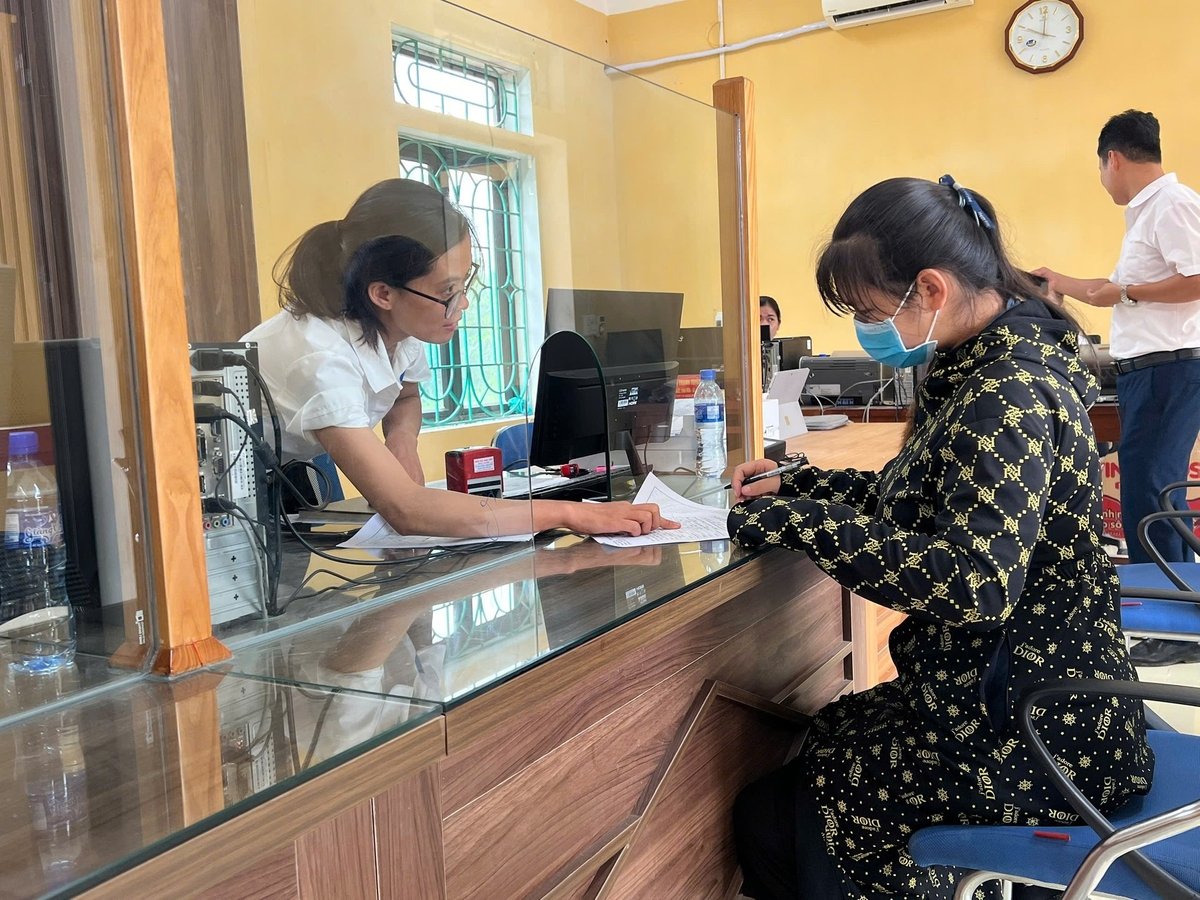 Người dân hài lòng  về việc giải quyết thủ tục nhanh chóng, không có vướng mắc. Ảnh: Thanh Tiến.