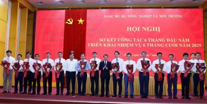 Bộ trưởng Đỗ Đức Duy và Thứ trưởng Nguyễn Hoàng Hiệp chúc mừng 16 đồng chí tham gia Ban Chấp hành Đảng bộ Bộ, nhiệm kỳ 2020–2025. Ảnh: Khương Trung. Bộ trưởng Đỗ Đức Duy và Thứ trưởng Nguyễn Hoàng Hiệp chúc mừng 16 đồng chí tham gia Ban Chấp hành Đảng bộ Bộ, nhiệm kỳ 2020–2025. Ảnh: Khương Trung.