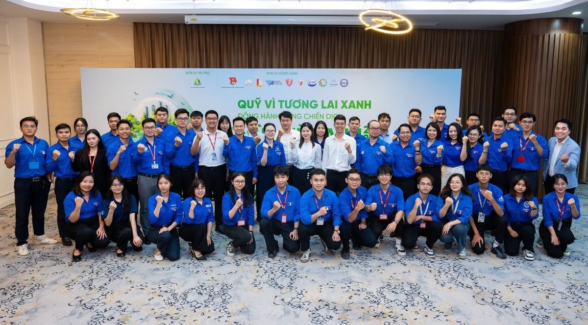 Các đại biểu cùng các đoàn viên thanh niên chụp ảnh lưu niệm. Ảnh: Phương Linh.