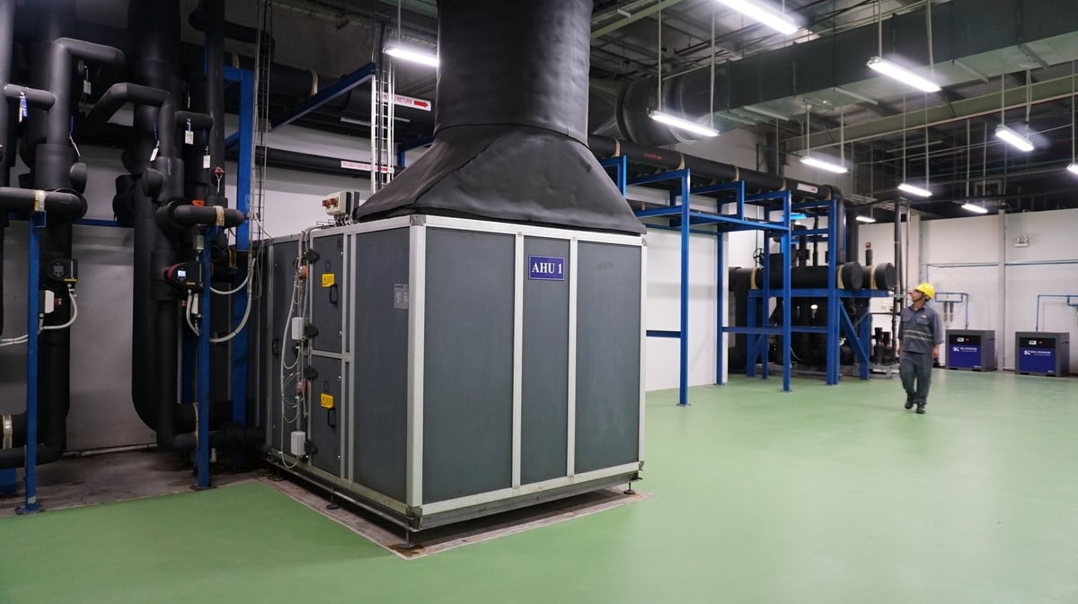 Hệ thống trang thiết bị tư động hóa bên trong khu vực nhà máy ấp trừng Bel Gà Tây Ninh. Ảnh: Trần Trung. Hệ thống trang thiết bị tư động hóa bên trong khu vực nhà máy ấp trừng Bel Gà Tây Ninh. Ảnh: Trần Trung.