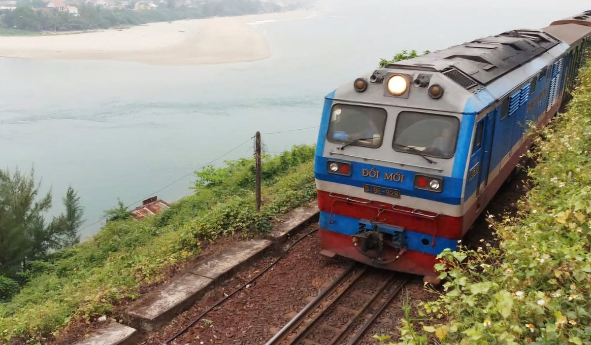 Dự án đường sắt tốc độ cao Bắc - Nam đi qua địa bàn TP Huế ảnh hưởng khoảng 825ha đất, dự kiến gần 900 hộ dân phải bố trí đất tái định cư. Ảnh: Văn Dinh. Dự án đường sắt tốc độ cao Bắc - Nam đi qua địa bàn TP Huế ảnh hưởng khoảng 825ha đất, dự kiến gần 900 hộ dân phải bố trí đất tái định cư. Ảnh: Văn Dinh.