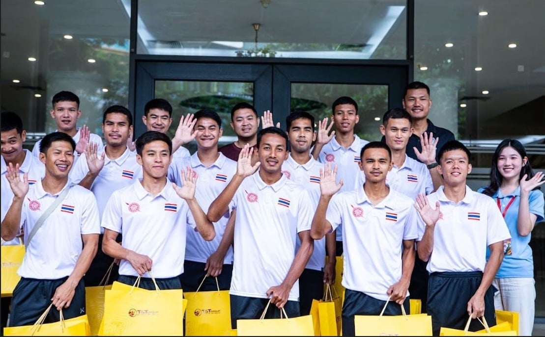 Các cầu thủ Thái Lan bày tỏ sự vui vẻ khi nhận những phần quà từ T&T Group. Ảnh: T&T Group.
