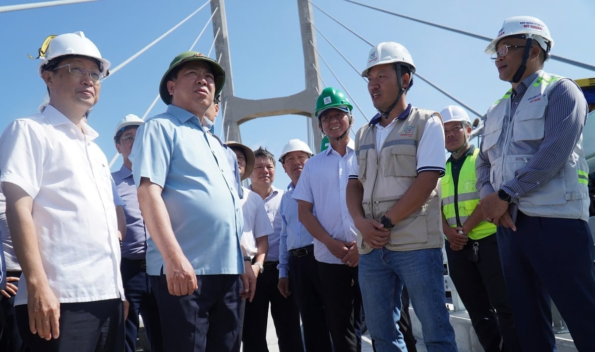 Bộ trưởng Bộ Xây dựng Trần Hồng Minh (thứ hai từ bên trái sang) nghe đơn vị thi công báo cáo tiến độ dự án cầu Rạch Miễu 2 tại công trường. Ảnh: Mậu Trường. Bộ trưởng Bộ Xây dựng Trần Hồng Minh (thứ hai từ bên trái sang) nghe đơn vị thi công báo cáo tiến độ dự án cầu Rạch Miễu 2 tại công trường. Ảnh: Mậu Trường.