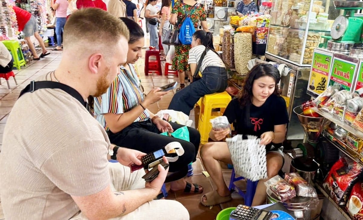 Nhiều hộ kinh doanh tại chợ Bến Thành (TP.HCM) vẫn lúng túng khi triển khai hóa đơn điện tử. Ảnh: Thanh Hoa. Nhiều hộ kinh doanh tại chợ Bến Thành (TP.HCM) vẫn lúng túng khi triển khai hóa đơn điện tử. Ảnh: Thanh Hoa.