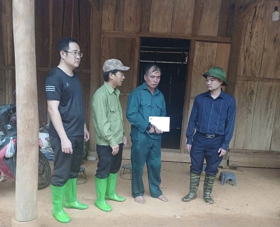 Lãnh đạo xã Phiêng Cằm thăm hỏi, động viên gia đình có người thiệt mạng. Ảnh: Tiến Dũng/Xã Phiêng Cằm.