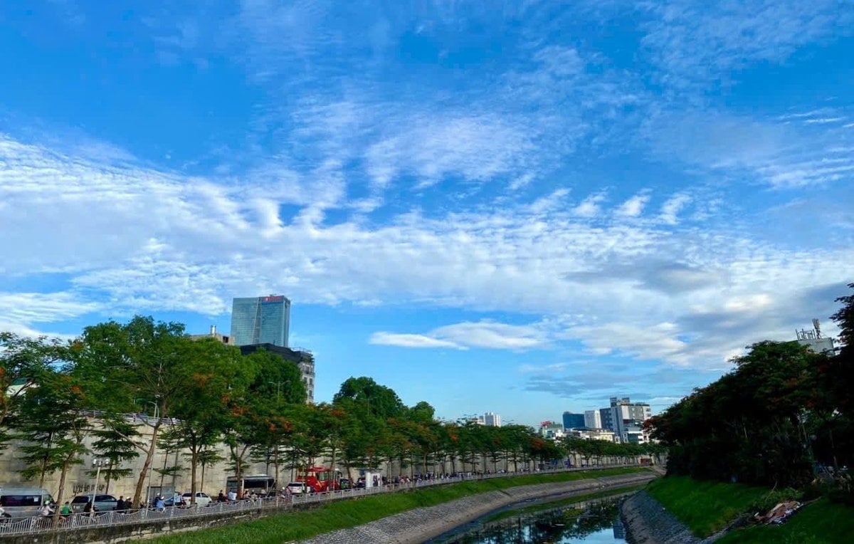 Hà Nội được giao triển khai ngay các giải pháp quyết liệt trong lĩnh vực giao thông và xử lý chất thải, nước thải. Ảnh: Khương Trung. Hà Nội được giao triển khai ngay các giải pháp quyết liệt trong lĩnh vực giao thông và xử lý chất thải, nước thải. Ảnh: Khương Trung.