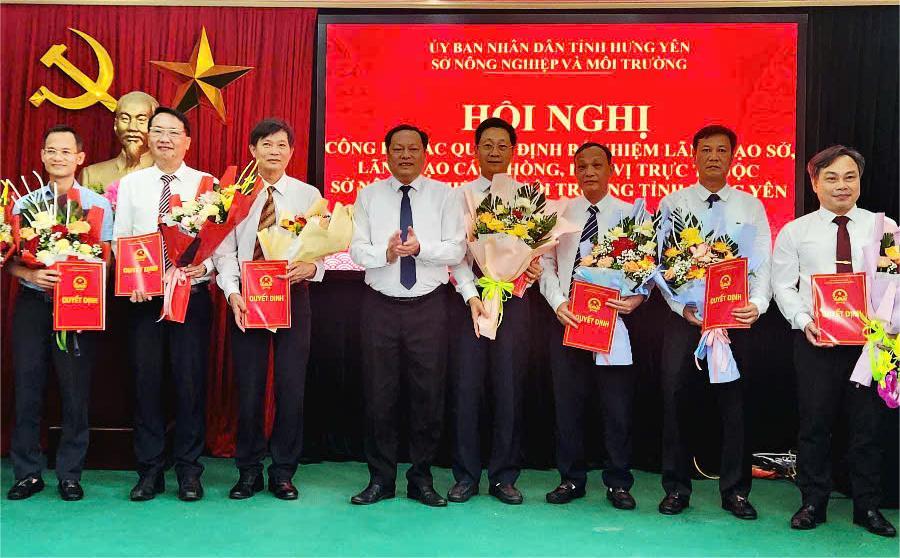 Giám đốc Sở NN-MT Hưng Yên Nguyễn Đức Kiền trao quyết định, giao nhiệm vụ cho các PGĐ Sở. Ảnh: Thu Thanh. Giám đốc Sở NN-MT Hưng Yên Nguyễn Đức Kiền trao quyết định, giao nhiệm vụ cho các PGĐ Sở. Ảnh: Thu Thanh.
