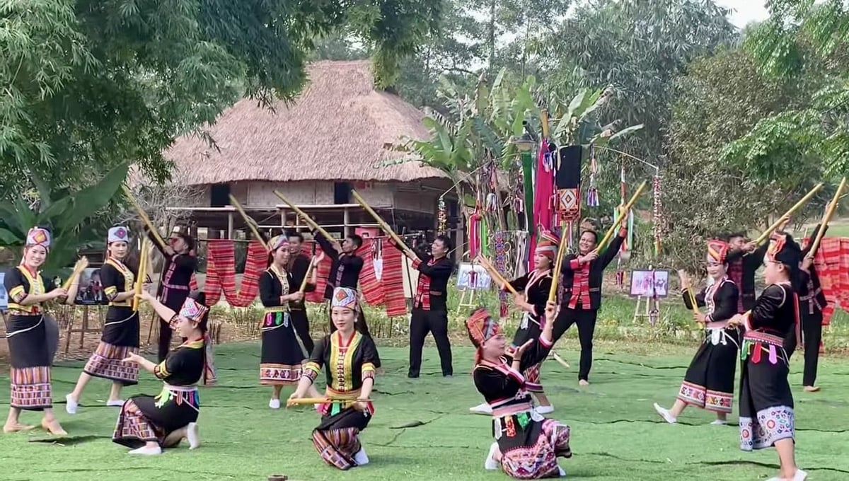 Dân ca Khơ Mú gắn liền với cuộc sống thường ngày và lễ hội, với những giai điệu trữ tình, mượt mà, phản ánh tình yêu quê hương. Ảnh: Thúy Nga. Dân ca Khơ Mú gắn liền với cuộc sống thường ngày và lễ hội, với những giai điệu trữ tình, mượt mà, phản ánh tình yêu quê hương. Ảnh: Thúy Nga.