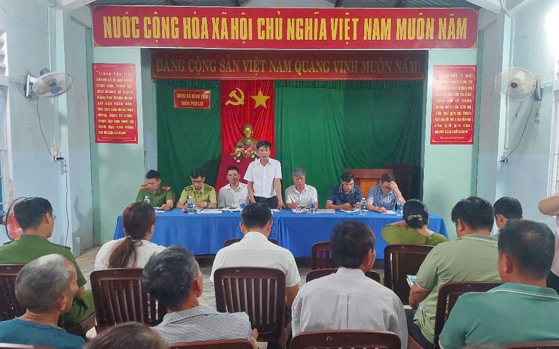Lực lượng chức năng, chính quyền địa phương tổ chức họp trực tiếp với các hộ dân có trâu thả rông; tuyên truyền, vận động không chăn dắt trong khu vực lòng hồ thủy điện Bình Điền. Ảnh: V.D. Lực lượng chức năng, chính quyền địa phương tổ chức họp trực tiếp với các hộ dân có trâu thả rông; tuyên truyền, vận động không chăn dắt trong khu vực lòng hồ thủy điện Bình Điền. Ảnh: V.D.