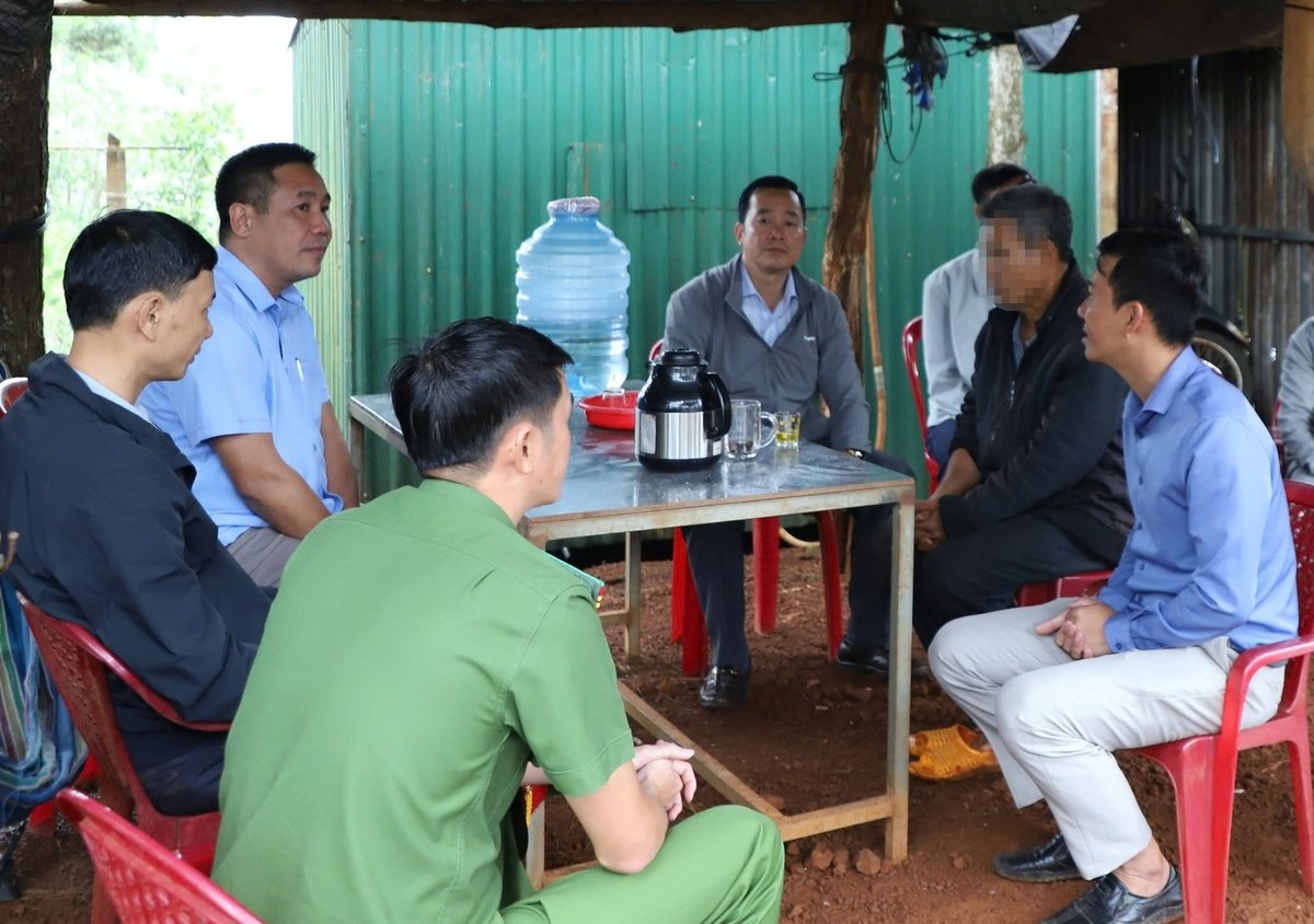 Đại diện các ngành chức năng của xã Trường Xuân đến vận động và tuyên truyền người dân tự giác tháo dỡ lán dựng trái phép dọc tuyến quốc lộ 14 nằm trên đất rừng phòng hộ cảnh quan. Ảnh: Dương Phong. Đại diện các ngành chức năng của xã Trường Xuân đến vận động và tuyên truyền người dân tự giác tháo dỡ lán dựng trái phép dọc tuyến quốc lộ 14 nằm trên đất rừng phòng hộ cảnh quan. Ảnh: Dương Phong.